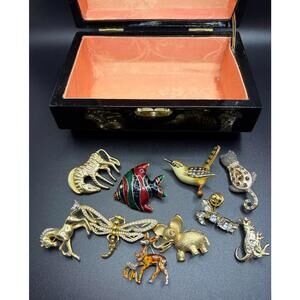 Lot of vintage Pins/brooches in vintage jewelry box